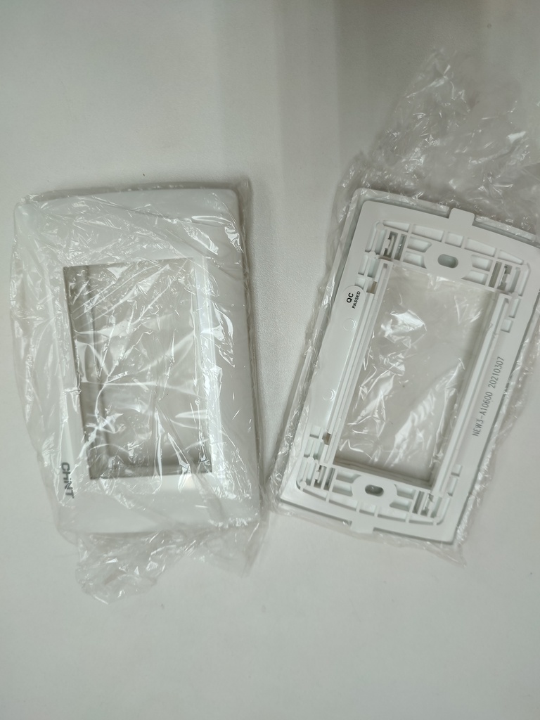 Placa Eléctrica Triple Mas Bastidor  Blanco CHINT