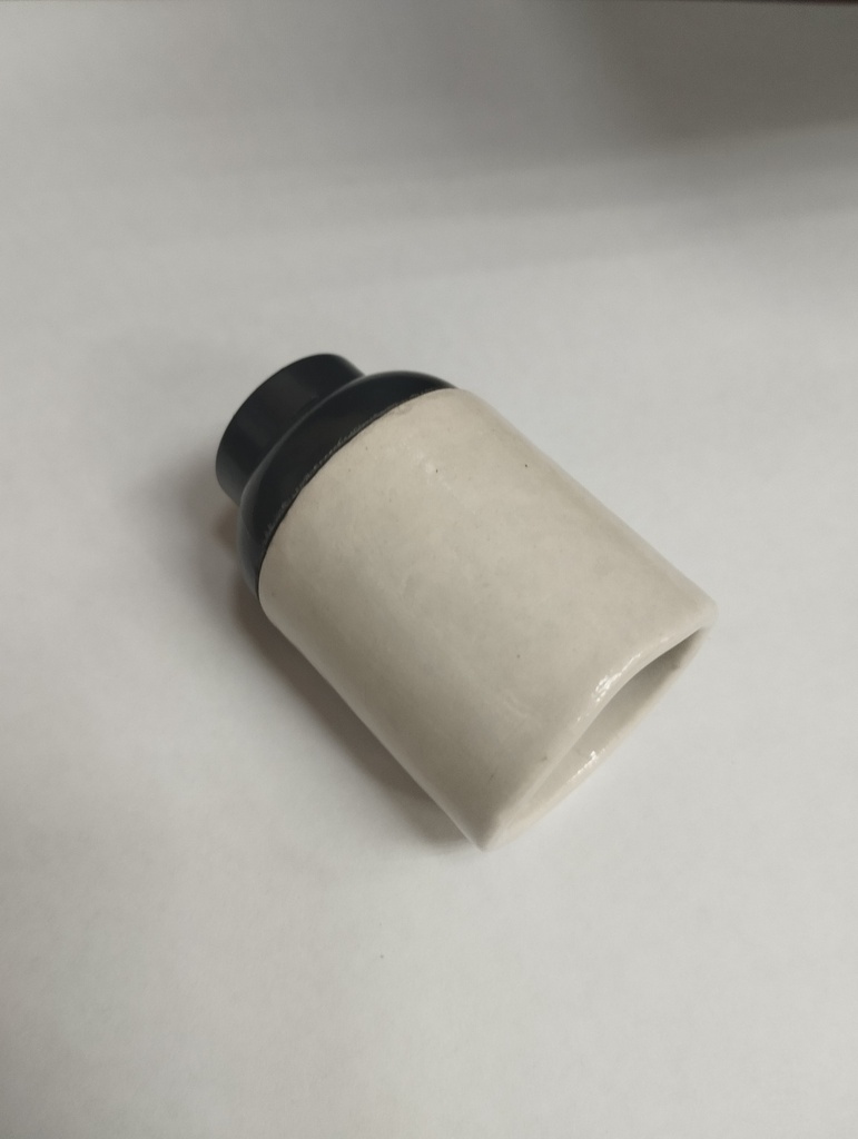 Socket colgante de ceramica y plastico. Blanco y negro, Ultra Electric